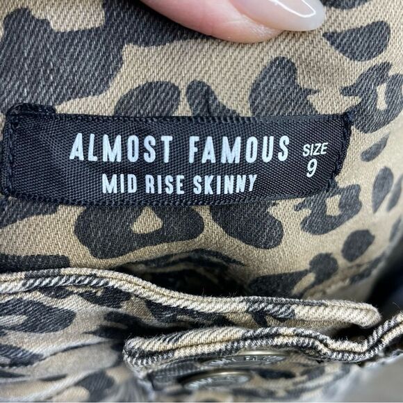 Almost Famous Women's Leopard Mid-Rise Skinny Jeans sz 9 - Picture 12 of 16